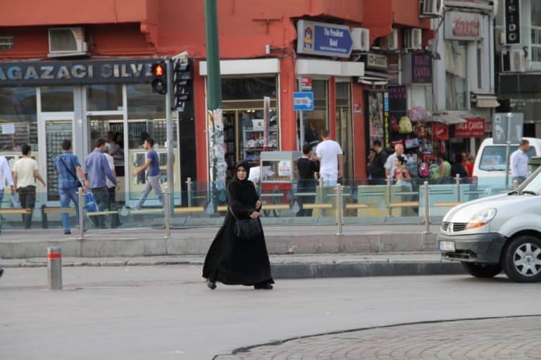 Turkey, Istanbul – crossing the road, agosto 2012 (Estambúl)