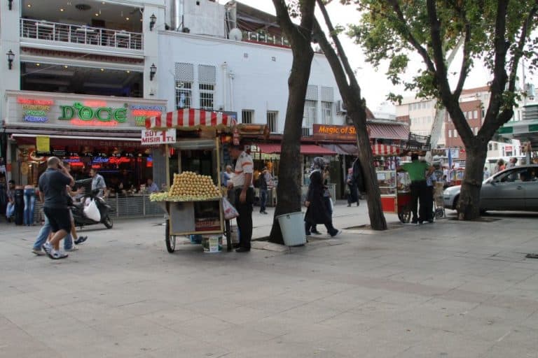 Turkey, Istanbul – seller of corn, August 2012 (Estambúl)