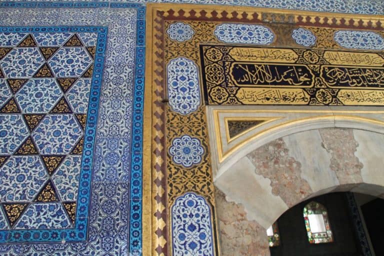 Turkey, Istanbul – contrasting colors on the wall, August 2012 (Estambúl)