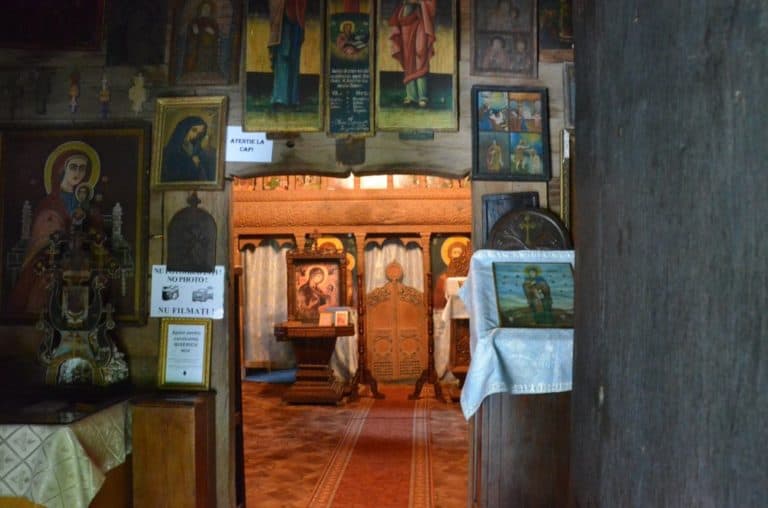 Romania, Dintr un Lemn – inside church, Apr. 2014 (Valcea)