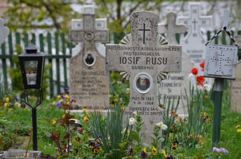 Romania, Dintr un Lemn – grave, Apr.2014 (Valcea)