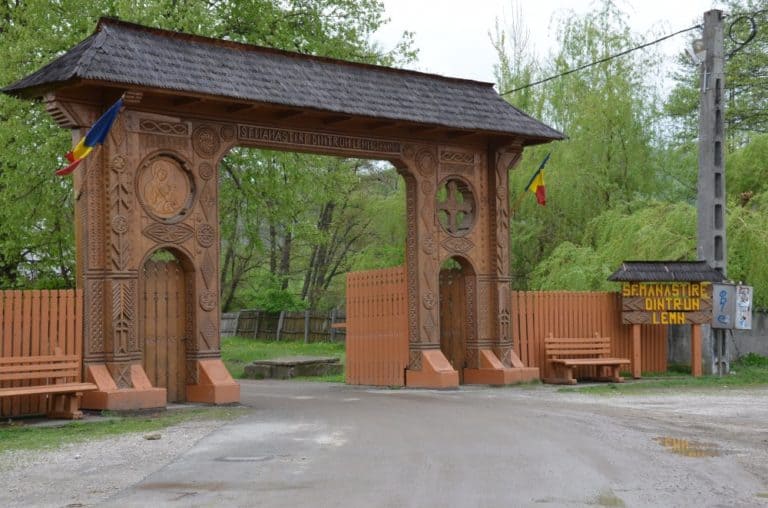 Romania, Dintr un Lemn – gate, Apr.2014 (Valcea)