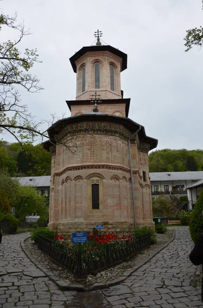 Romania, Dintr un Lemn – path around church, Apr.2014 (Valcea)