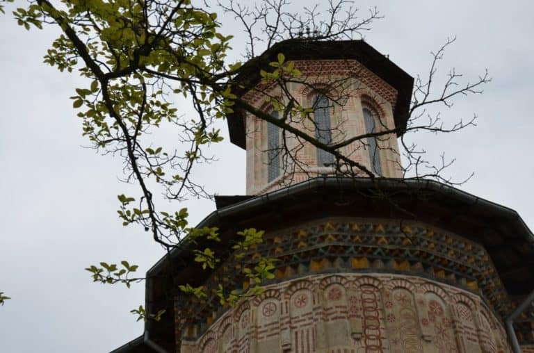 Romania, Dintr un Lemn – newer church, Apr.2014 (Valcea)