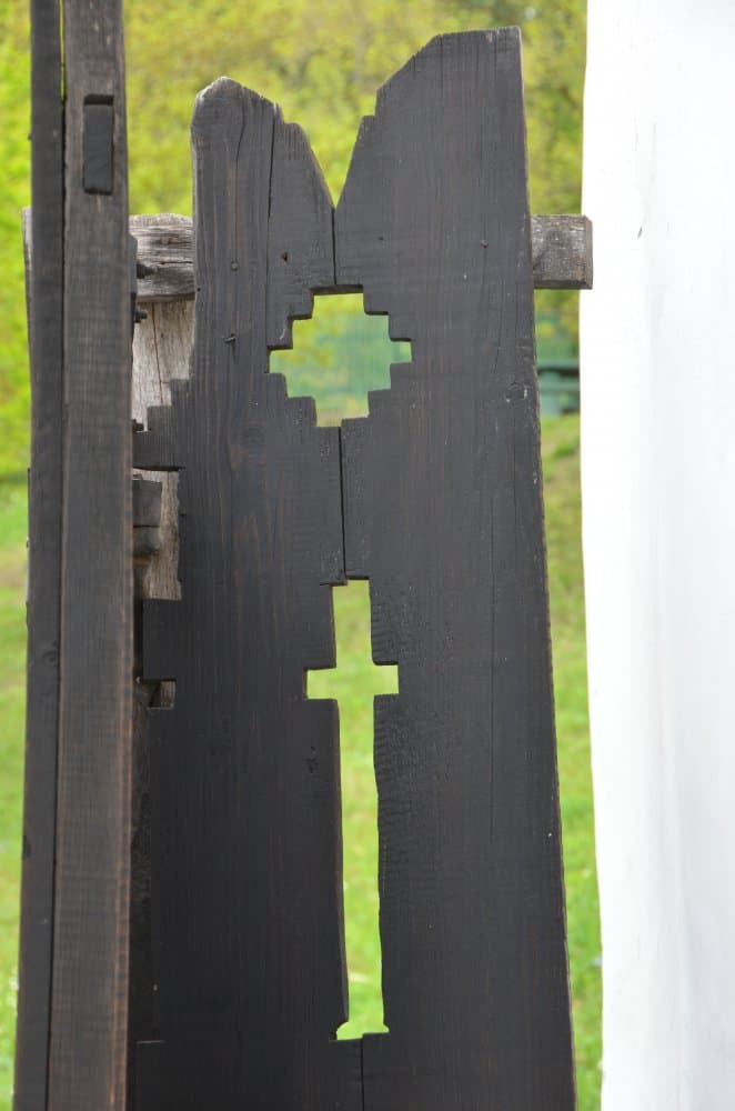 Romania, Dintr un Lemn – door, Apr.2014 (Valcea)