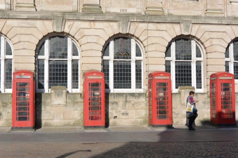 città – cabine telefoniche e finestre, Mag. 2016 (Blackpool)