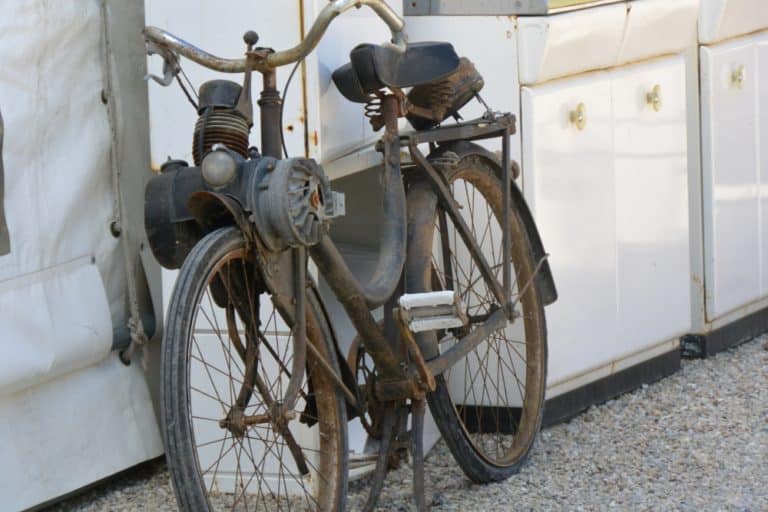 町―古い自転車 2016年5月 (ボルドー)