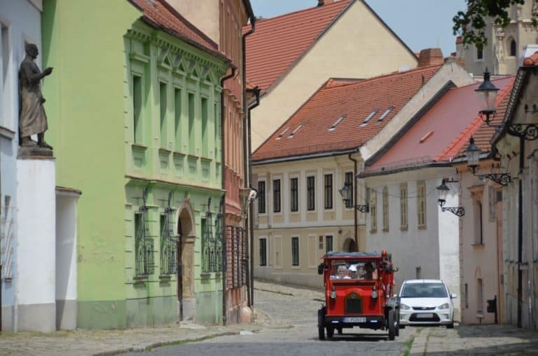 città – strada con autobus turistico, Mag. 2016 (Bratislava)