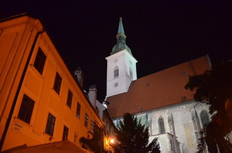 di notte – chiesa ed edifici, Mag. 2016 (Bratislava)