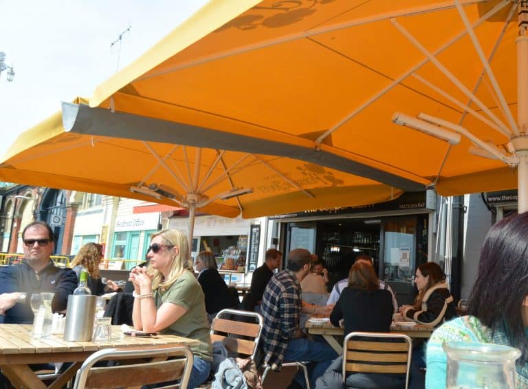 Brighton-restaurante-mariscos-lleno-de-gente-covid-Inglaterra