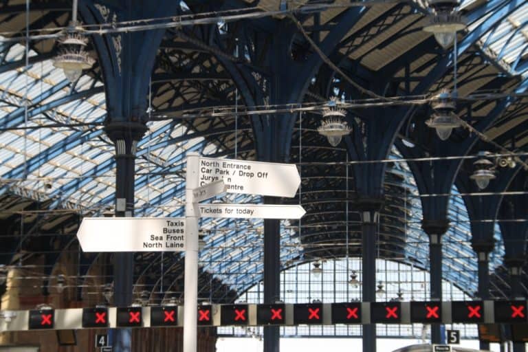 stazione – indicatore stradale, Maggio 2016 (Brighton)