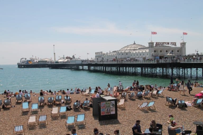 spiaggia – molo e sedie a sdraio, Maggio 2016 (Brighton)