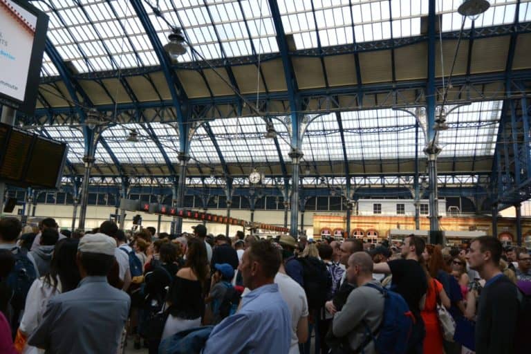 stazione – molte persone, Maggio 2016 (Brighton)