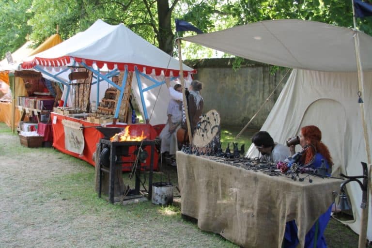 チェルヴェ二―・カメン城－屋台 2016年5月