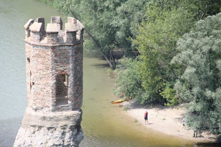 Castello di Devin – persona sulla spiaggia, Mag. 2016 (Bratislava)