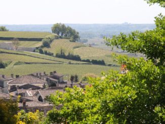 Saint-Emilion – lamps and buildings, May 2016