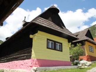 Colori delle case in Slovacchia a Vlkolinec