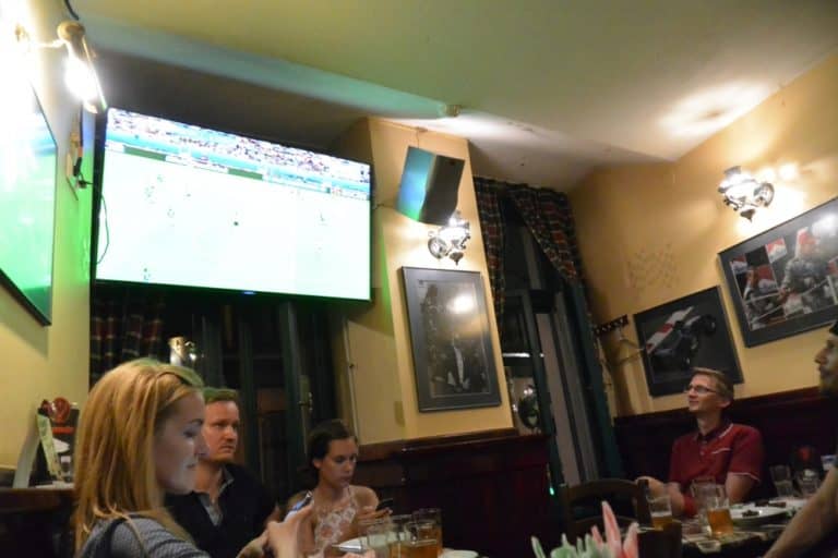 Vedendo la partita di calcio al pub a Riga