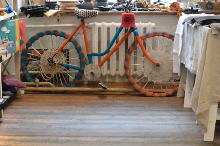 店内－カラフルな自転車 2016年7月 (リガ)