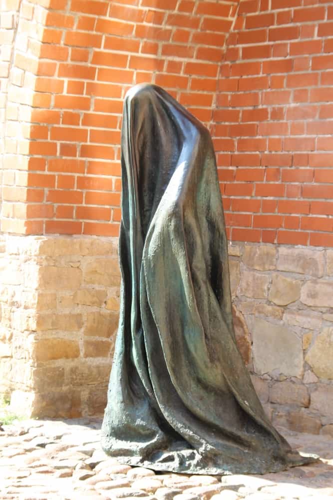 town – strange statue, July 2016 (Riga)