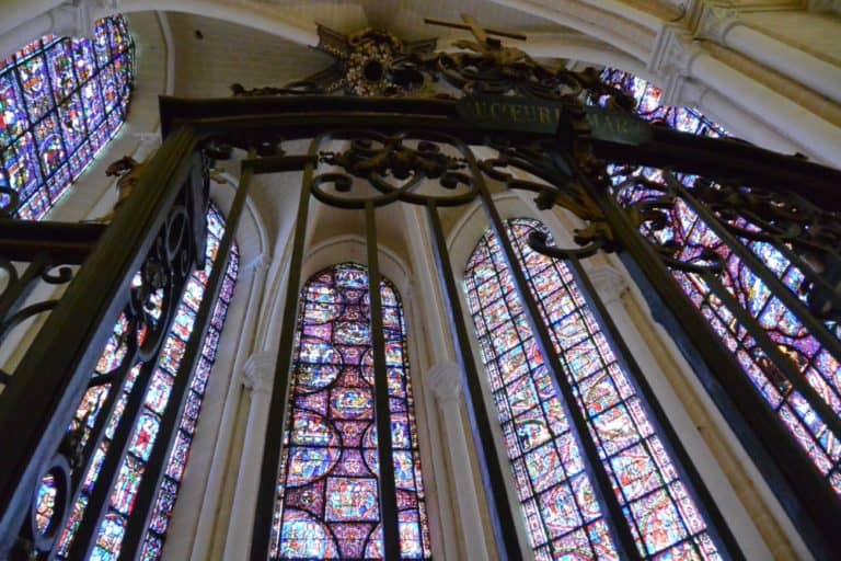 Catedral cuyos vidrios tintados eran espectaculares