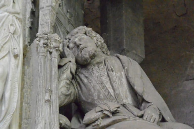 cattedrale – uomo addormentato, Mar.2015 (Chartres)