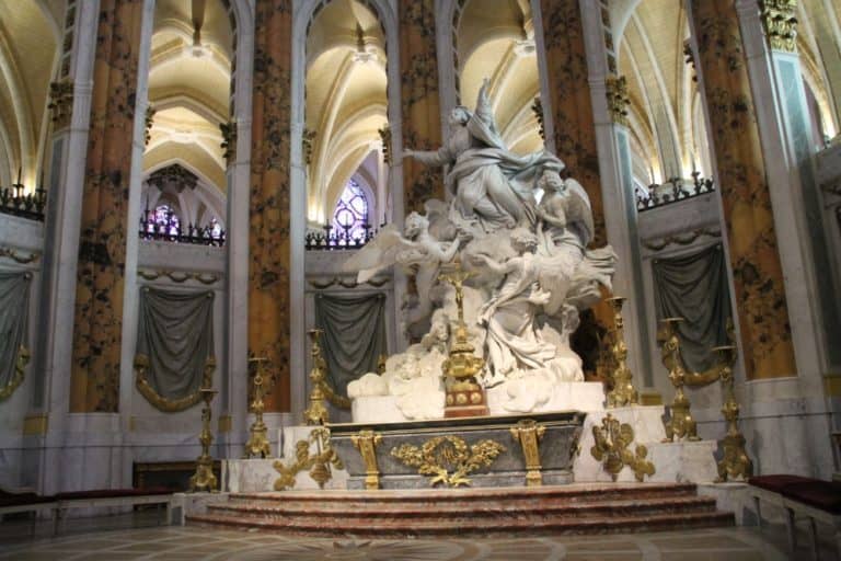 cathedral – gorgeous statue, Mar.2015 (Chartres)