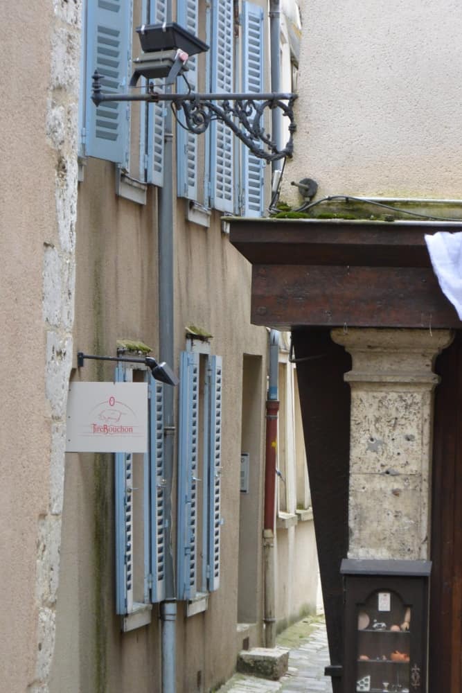 old town – narrow path, Mar.2015 (Chartres)