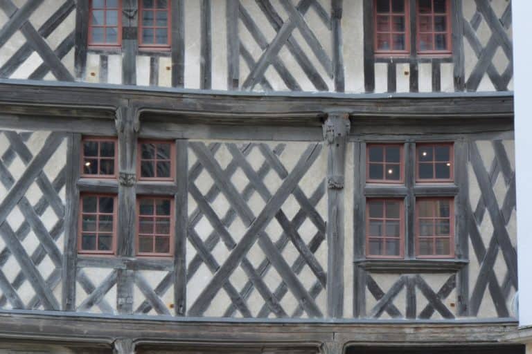 old town – pattern on the wall, Mar.2015 (Chartres)