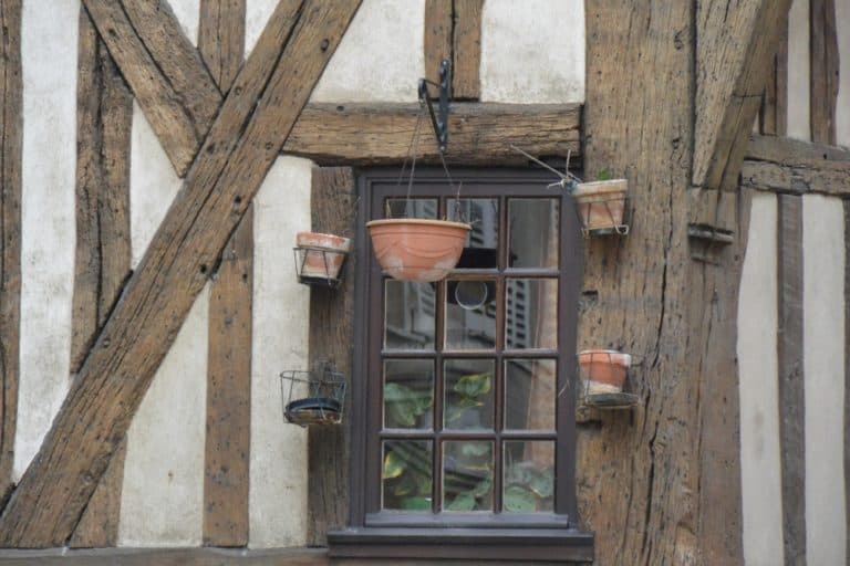 old town – old house with pots, Mar.2015 (Chartres)