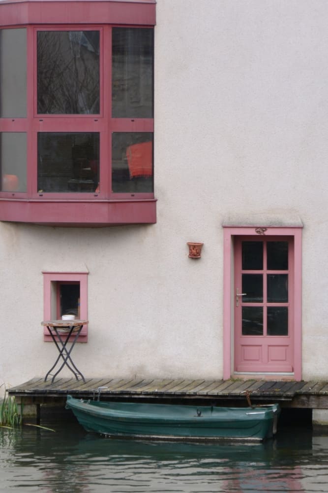 old town – pink door, Mar.2015 (Chartres)