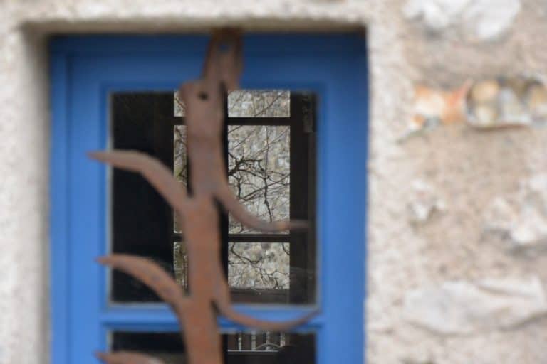 old town – blue window, Mar.2015 (Chartres)