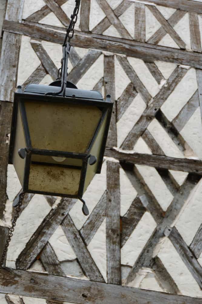 città vecchia – lampada e vecchio muro, Mar.2015 (Chartres)