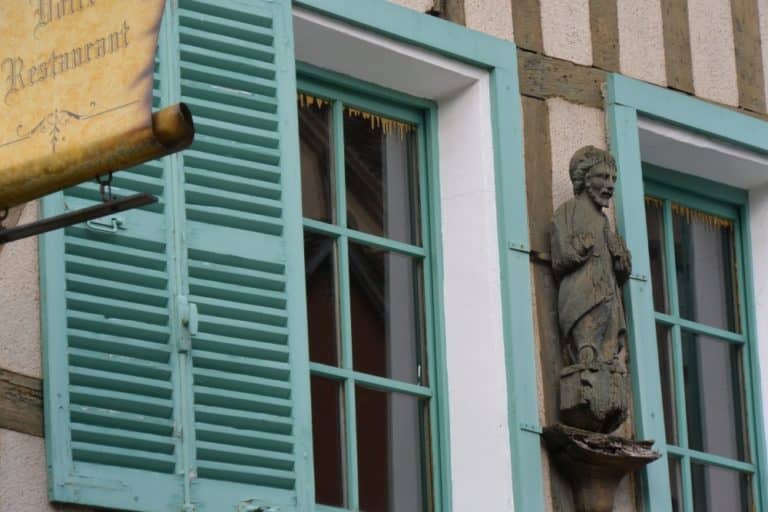 città vecchia – finestre e statua, Mar.2015 (Chartres)