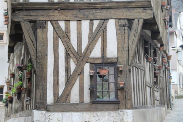 old town – house on the corner, Mar.2015 (Chartres)