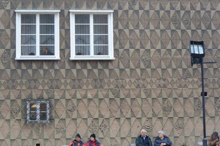 città principale – finestra, muro e persone, Ott.2015 (Danzica)