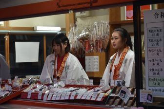 柏市のお寺、紅龍山布施弁天東海寺のお守り売り場にいた巫女さん