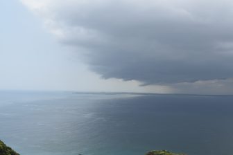 日本　千葉県　鋸山　山頂から　海　黒雲