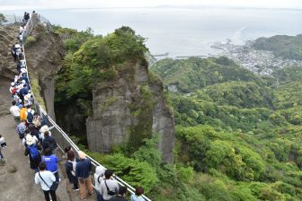 鋸山の地獄覗きに並ぶ人々