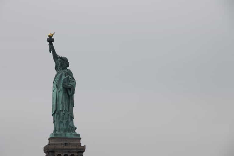 New York, Statue of Liberty – statue and grey sky, Sept.2016 (Nueva York)