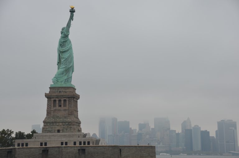 New York, Statue of Liberty – statue and the city, Sept.2016 (Nueva York)