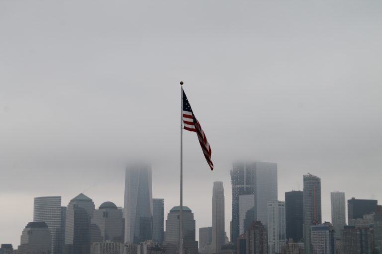 New York – flag and the city, Sept.2016 (Nueva York)