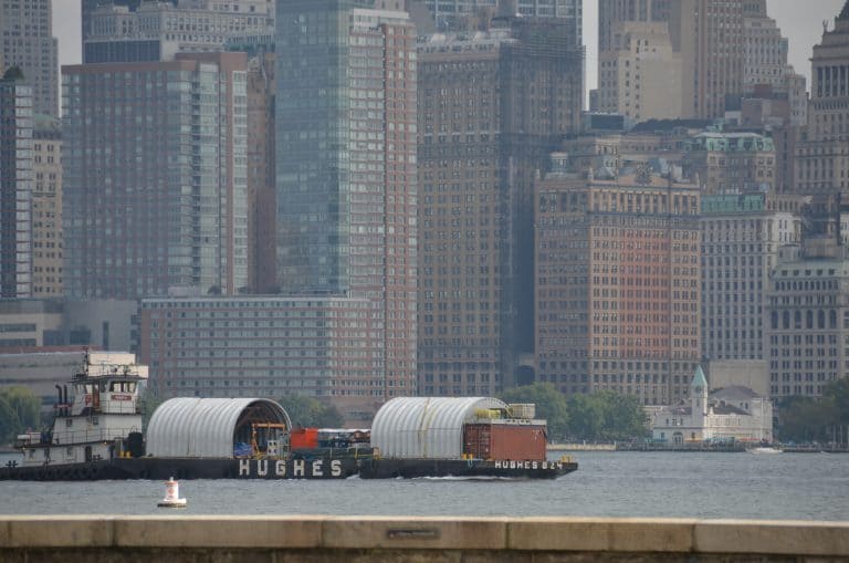 New York – buildings and barge, Sept.2016 (Nueva York)