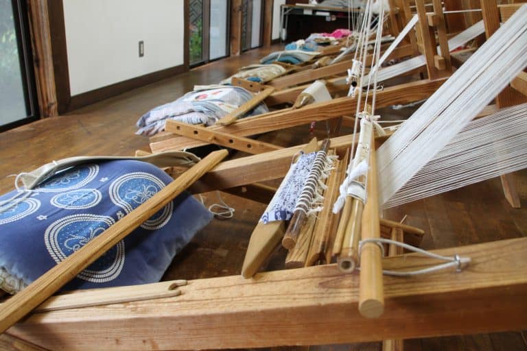 Experimento tejiendo Sakiori y cerámica de Mumyouyaki en un dia lluvioso