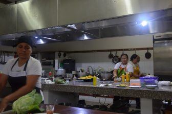 蟻の料理も提供する料理学校のキッチン