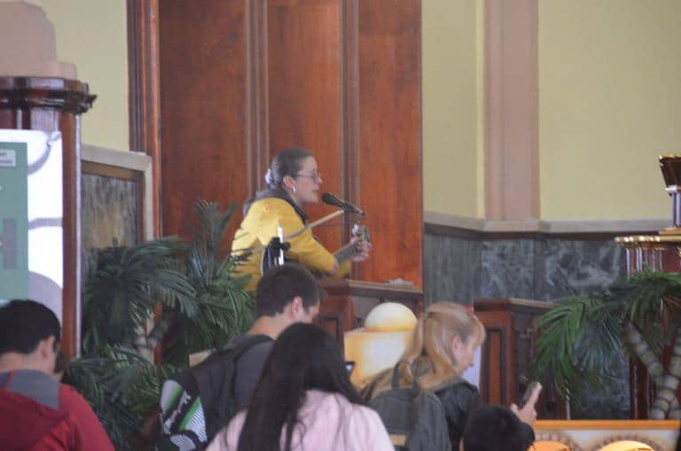ボゴタ、モンセラート－教会で歌う人 2016年12月 (Bogota)