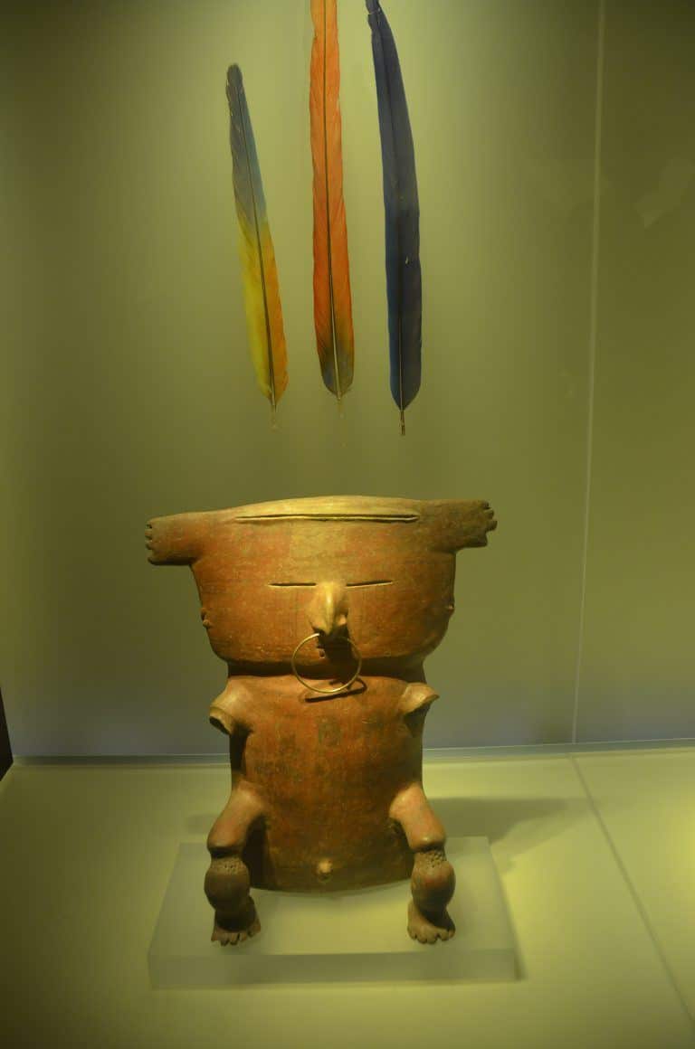 Bogota, Gold Museum – figure and feathers, Dec.2016 (Bogotá)