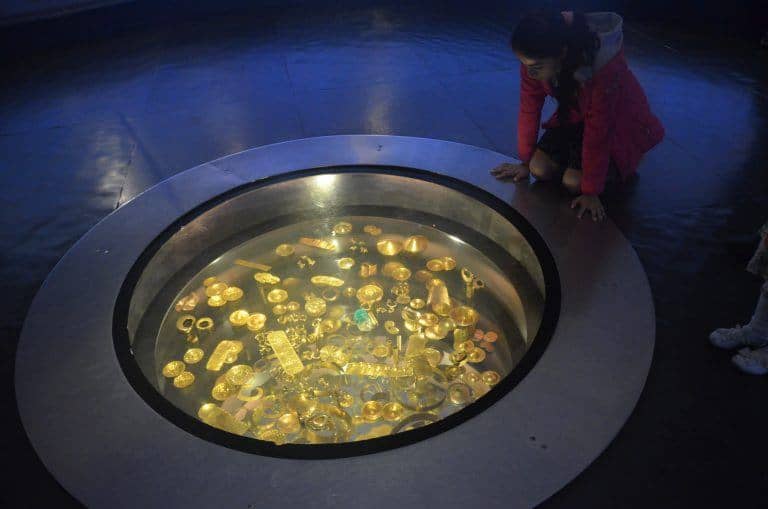 Bogota, Gold Museum – looking, Dec.2016 (Bogotá)