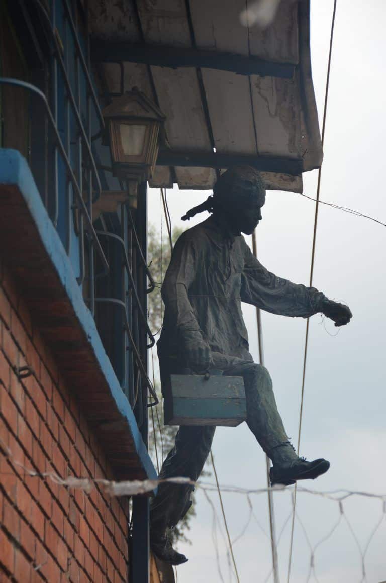 Bogota, La Candelaria – statue in the air, Dec.2016 (Bogota)