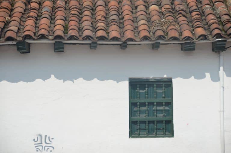 Bogota, La Candelaria – roof and window, Dec.2016 (Bogota)